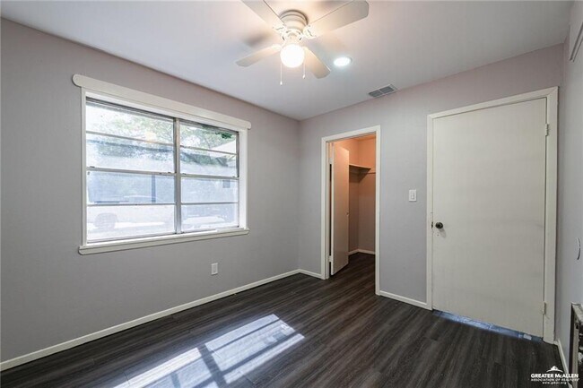 Building Photo - 1001 Esperanza St