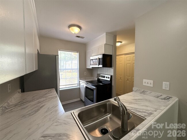 Foto del edificio - 4042 Briarhill Dr