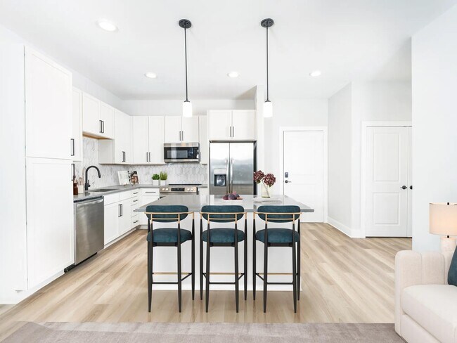 Elija su estilo perfecto con dos paquetes de acabados y disfrute de una espaciosa isla de chef para todas sus necesidades de cocina. - Modera Liberty Row