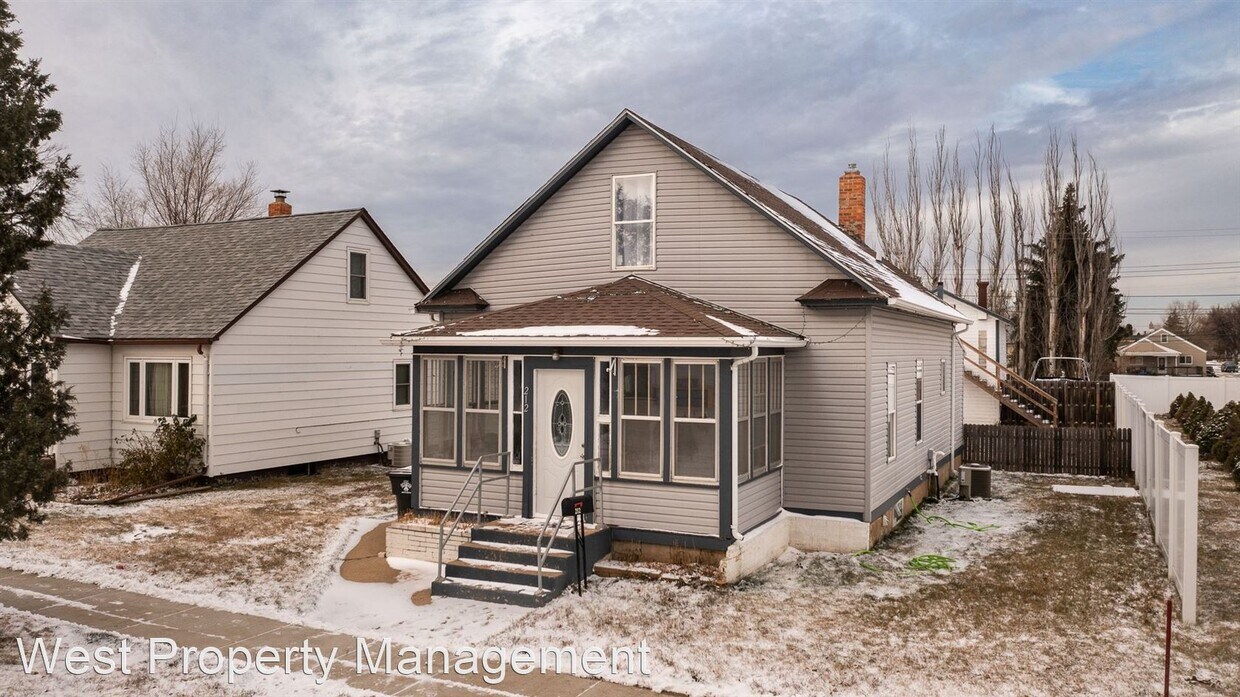 Primary Photo - 3 br, 1 bath House - 212 2nd Ave SW