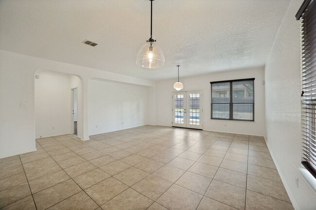 Foto del edificio - GORGEOUS 3-BEDROOM HOME WITH SPARKLING POOL