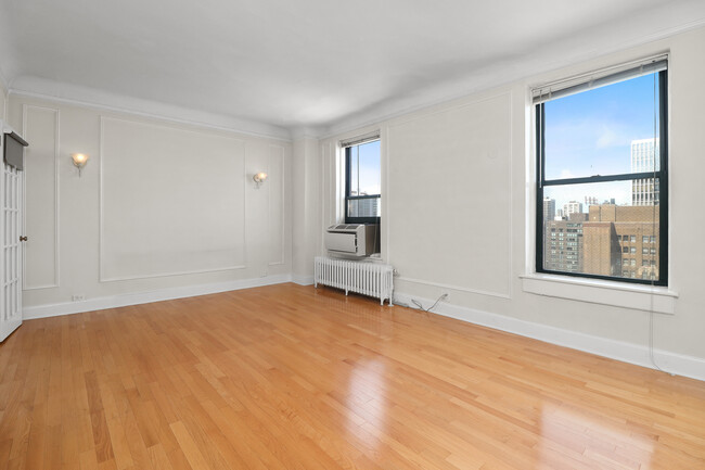 Building Photo - 10 W Elm St