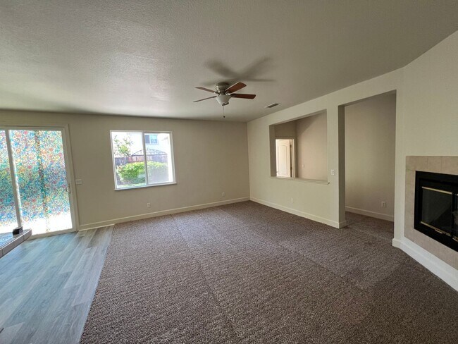 Building Photo - 1667 Greenbrier Rd - Gateway 95691