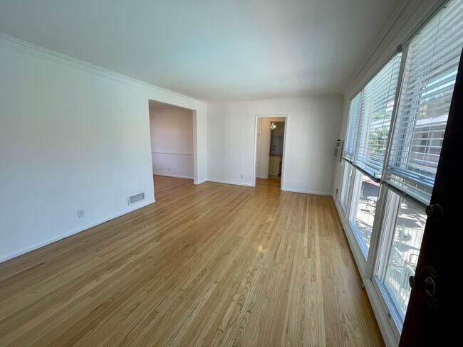Building Photo - 1266 N Laurel Ave