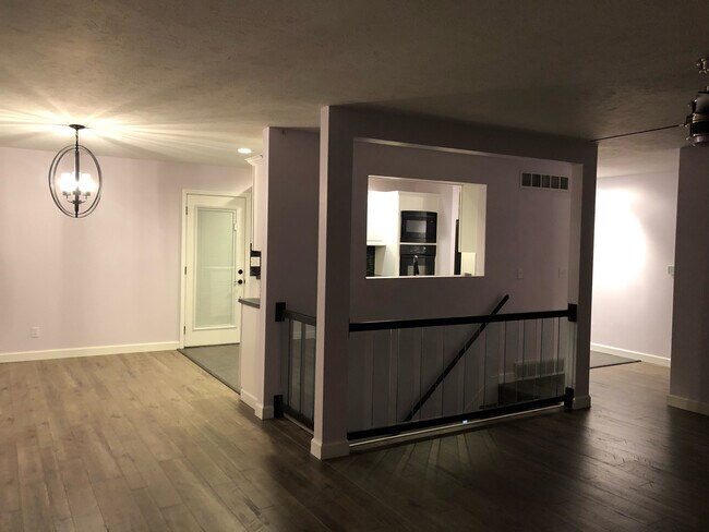 Building Photo - 841 Roanoke Dr