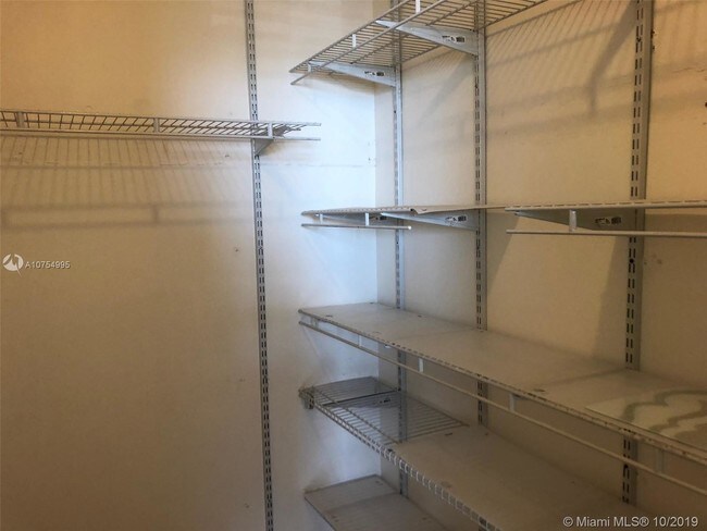 Foto del edificio - 6450 Collins Ave