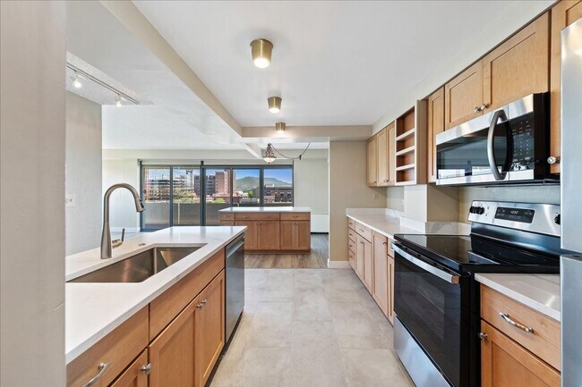 Foto del edificio - Stylish Imperial Plaza Condo in Prime Downtown Location