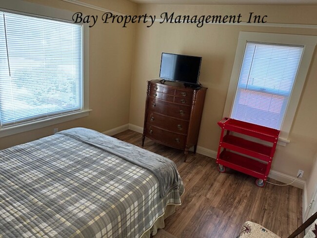Building Photo - Fully furnished 3 bedroom 2 bath home in S...