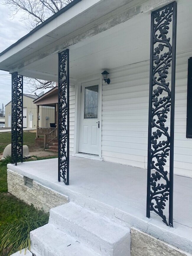 Building Photo - Single Family Home on MLK Jr