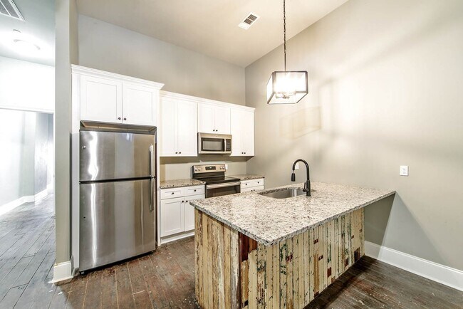 Building Photo - Downtown Charm: Spacious 1BR Apartment in ...
