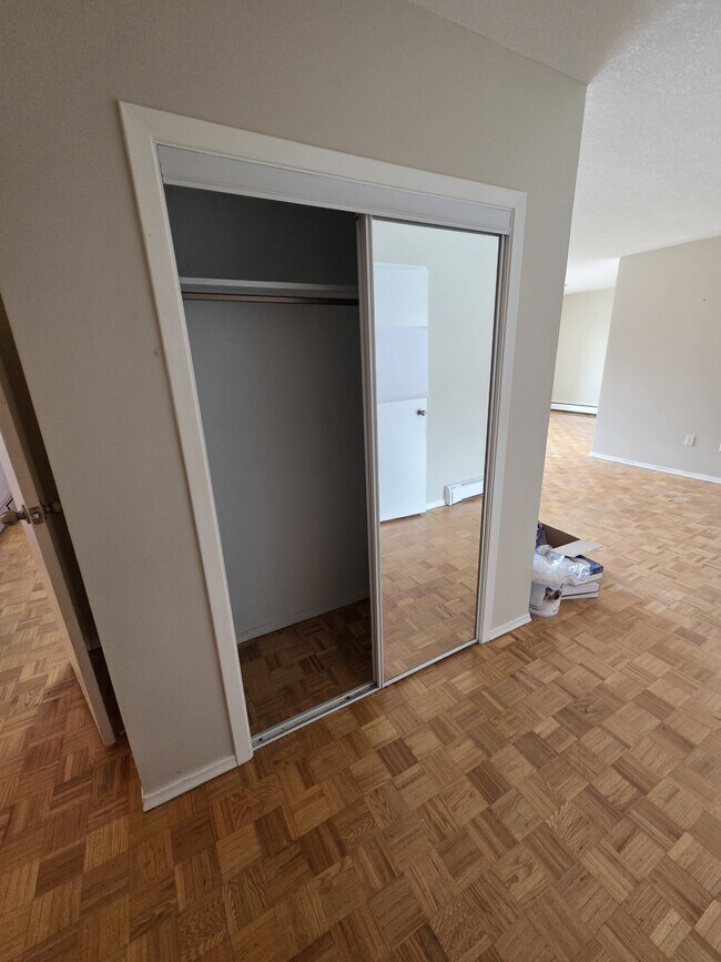 Photo du bâtiment - 1061 Queen's Blvd