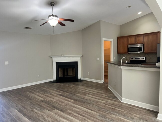 Foto del edificio - GREAT 4-BEDROOM HOME / ST JAMES SCHOOL DIS...