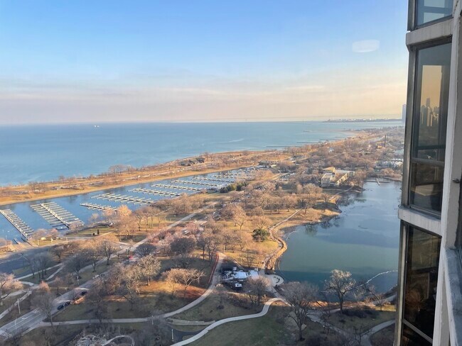 Foto del edificio - 2650 N Lakeview Ave