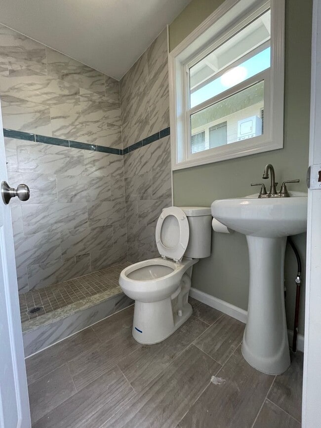 Building Photo - 3 bedrooms, 4 baths and detached bedroom/den in a Multiplex Single Family Home in Lower Nuuanu