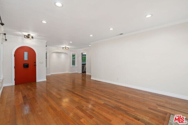 Foto del edificio - 828 N Crescent Heights Blvd