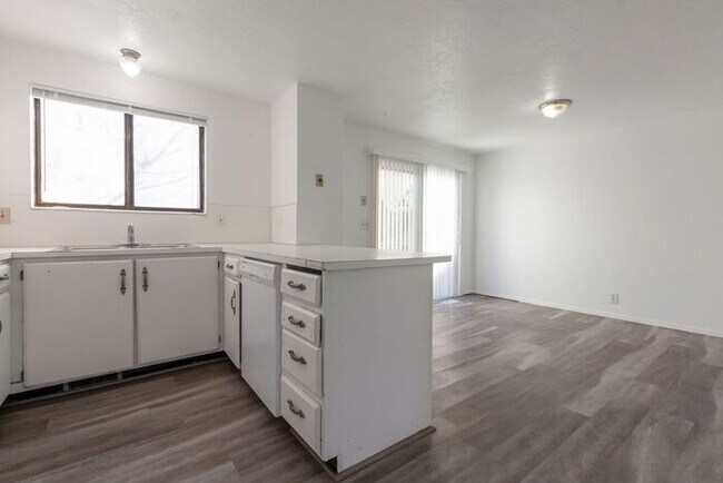 Foto del edificio - Spacious West Valley Duplex