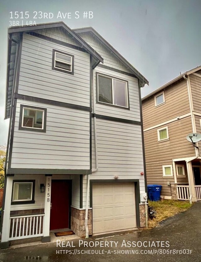 Primary Photo - Spacious Townhouse with Yard!