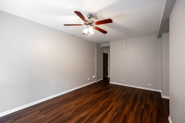 Building Photo - 1140 N La Salle Dr