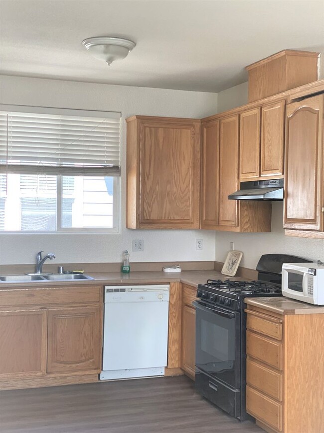 Building Photo - Nice Granny unit w/bedroom