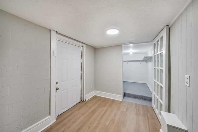 Building Photo - 216 Redan St