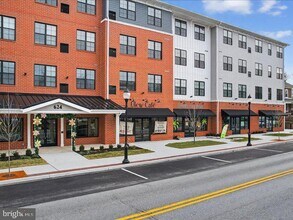 Building Photo - 624 Main St