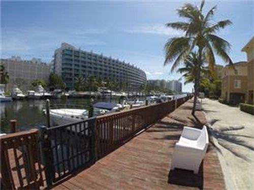Foto del edificio - 2911 NE 185th St