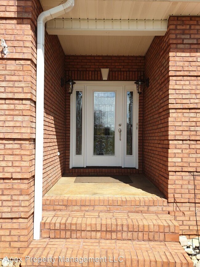 Foto del edificio - 3 br, 3 bath House - 1450 Saint Ives Blvd