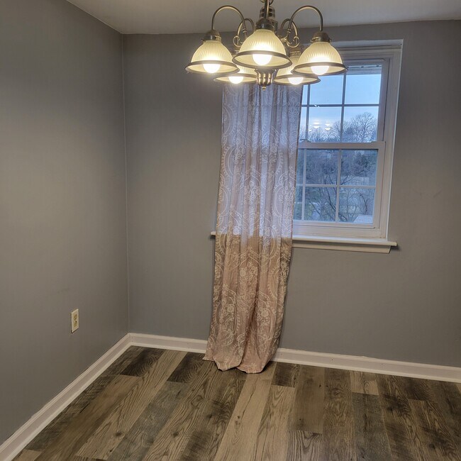 Building Photo - 1821 Valley Dr