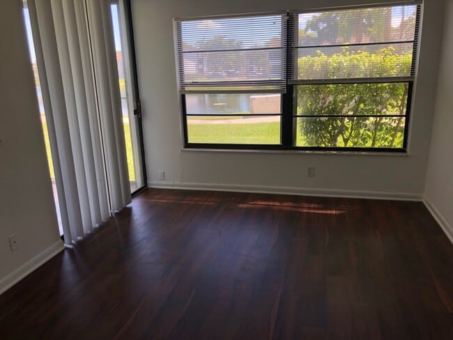 Foto del edificio - 203 Lake Pointe Dr