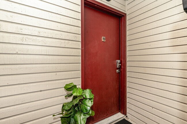 Building Photo - Updated Bellevue Condo in Racquet Club — P...