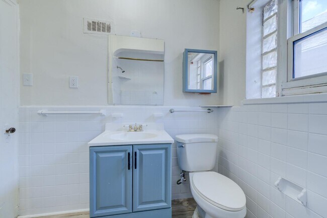 Foto del edificio - 8721 Goodfellow Blvd