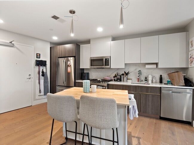 Building Photo - 9 Central St