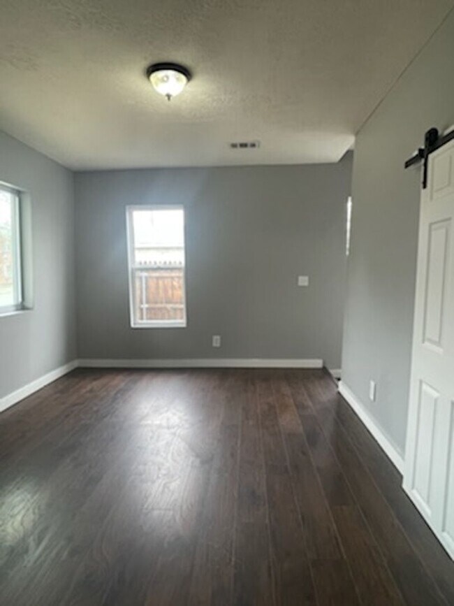 Building Photo - 3 bedroom HOUSE - fully remodeled!