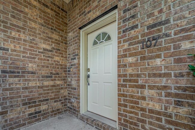 Building Photo - 2865 Westhollow Dr