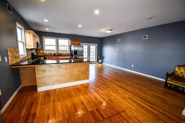 Building Photo - 190 Zabriskie St
