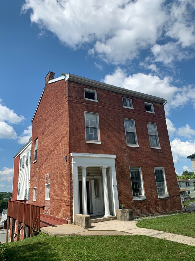 Building Photo - 171 E Main St
