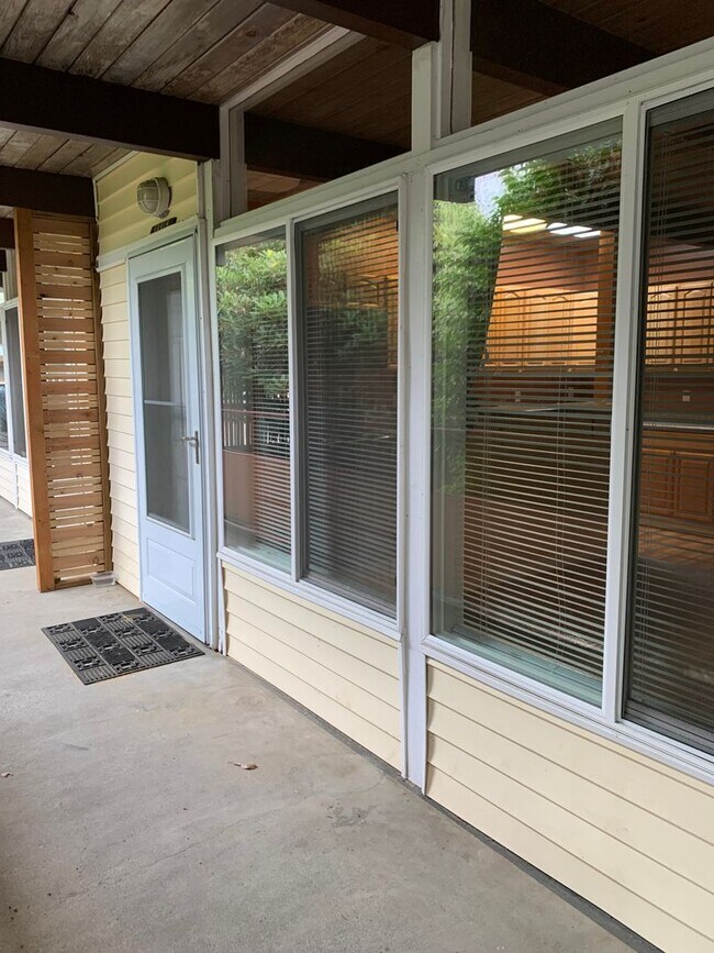 Foto del edificio - $1495 one bedroom one bath Apt. Lake City ...