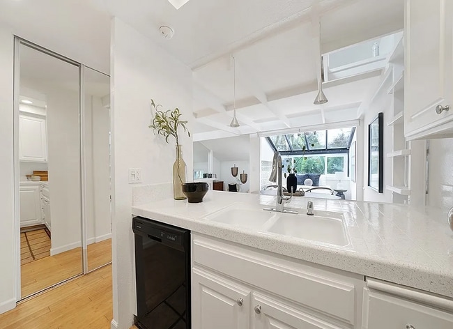 Building Photo - Unit 204