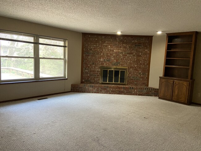 Building Photo - 1611 S Fairfield Dr