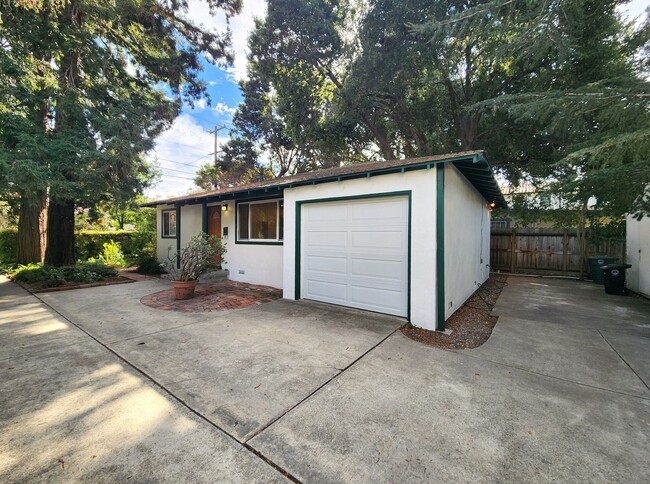 Building Photo - Beautiful Remodeled Duplex in Palo Alto Av...