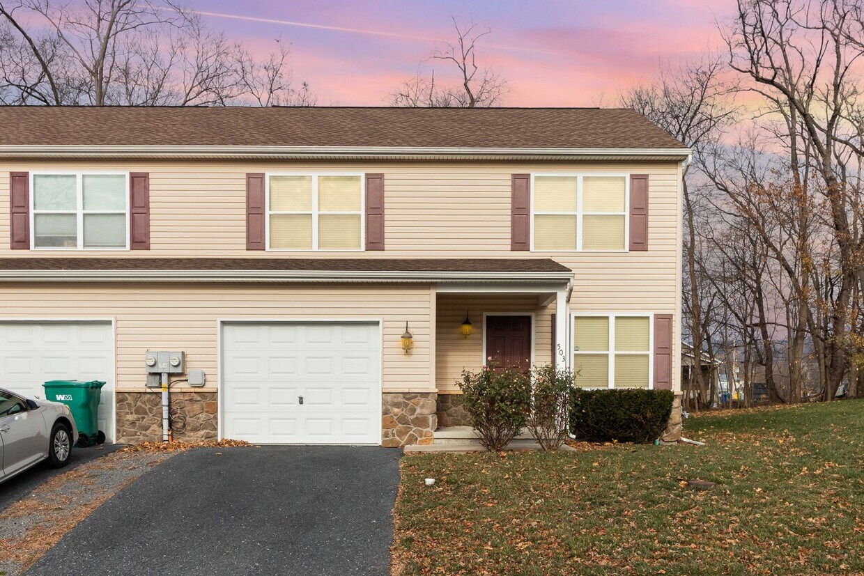 Primary Photo - Well Maintained End Town Home Unit For Ren...