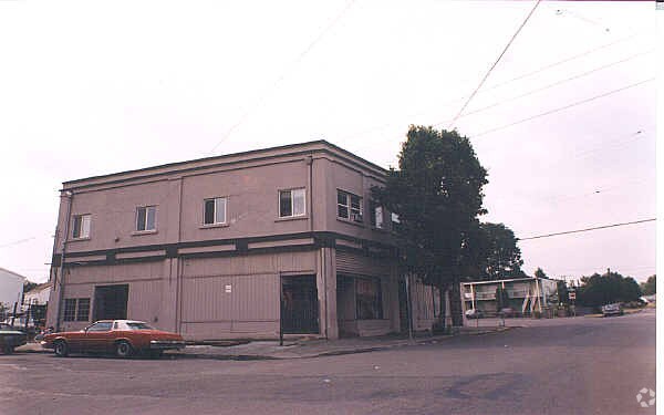 Building Photo - 6965 N Fessenden St
