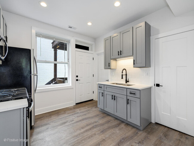 Building Photo - 5319 N Damen Ave