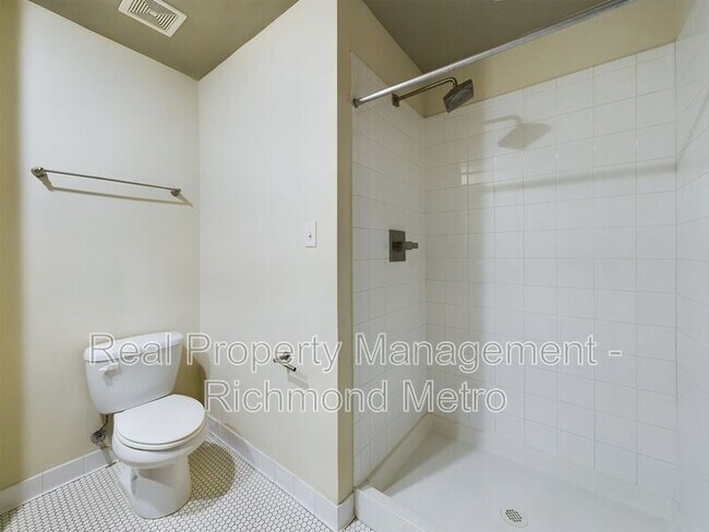 Building Photo - 815 Perry St
