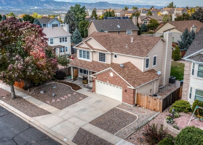 Building Photo - Stunning 5 Bedroom, 3.5 Bath Remodeled Hom...