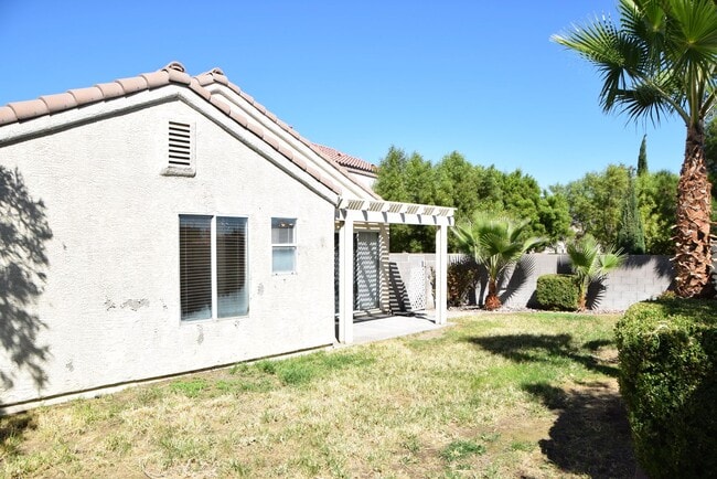 Building Photo - NORTHWEST - 1 STORY HOME - FRONT & REAR LA...