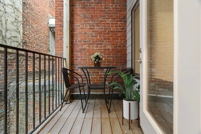 Building Photo - 65 Meridian St