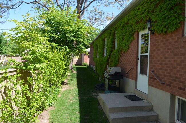 Foto del edificio - 2183 E Logan Ave