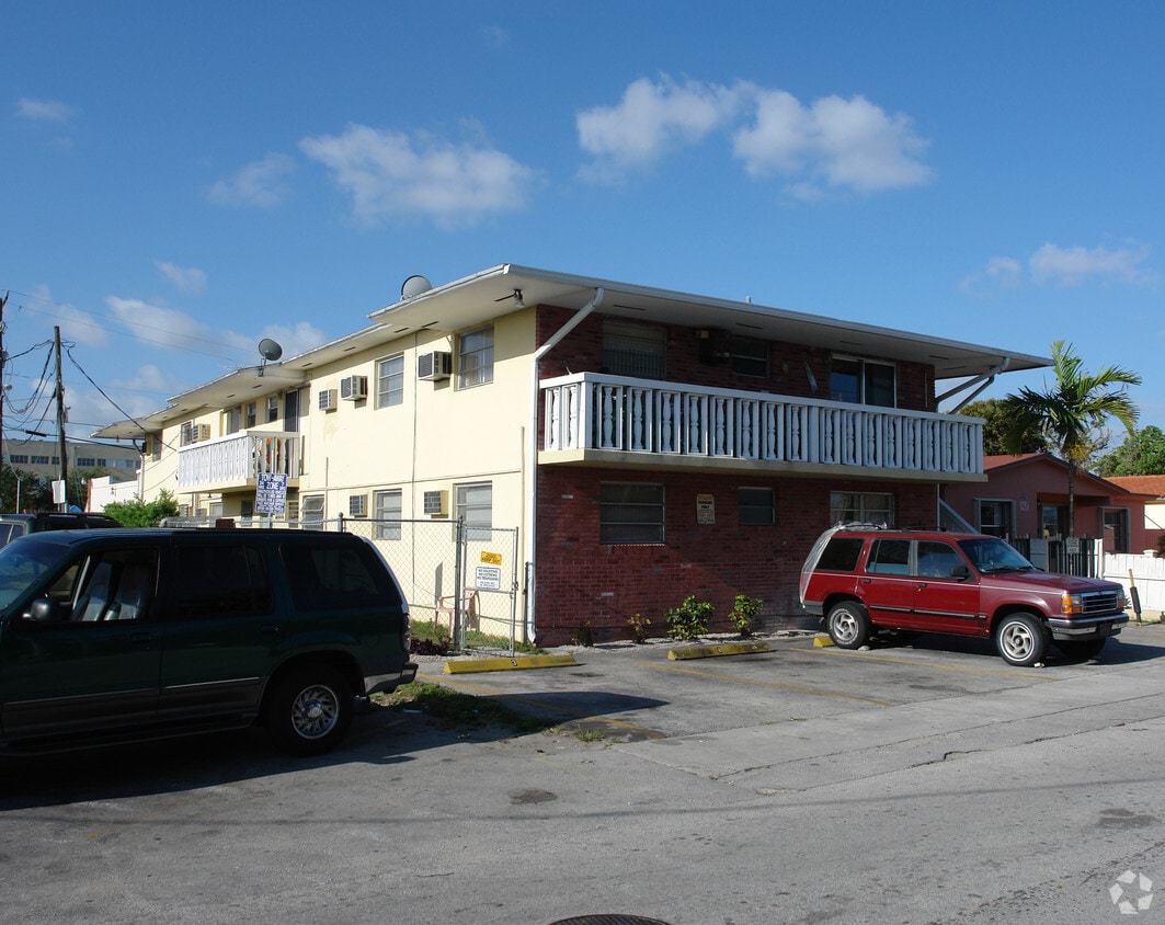 Building Photo - 380 E 50th St