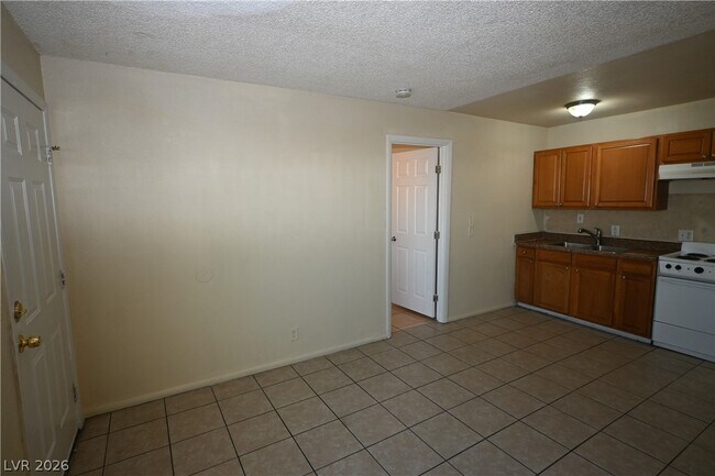 Building Photo - 3021 E Carey Ave